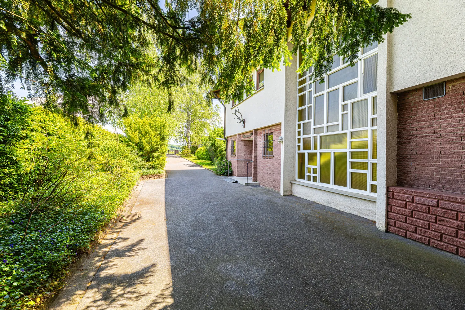 Vorderansicht Villa und Zufahrt