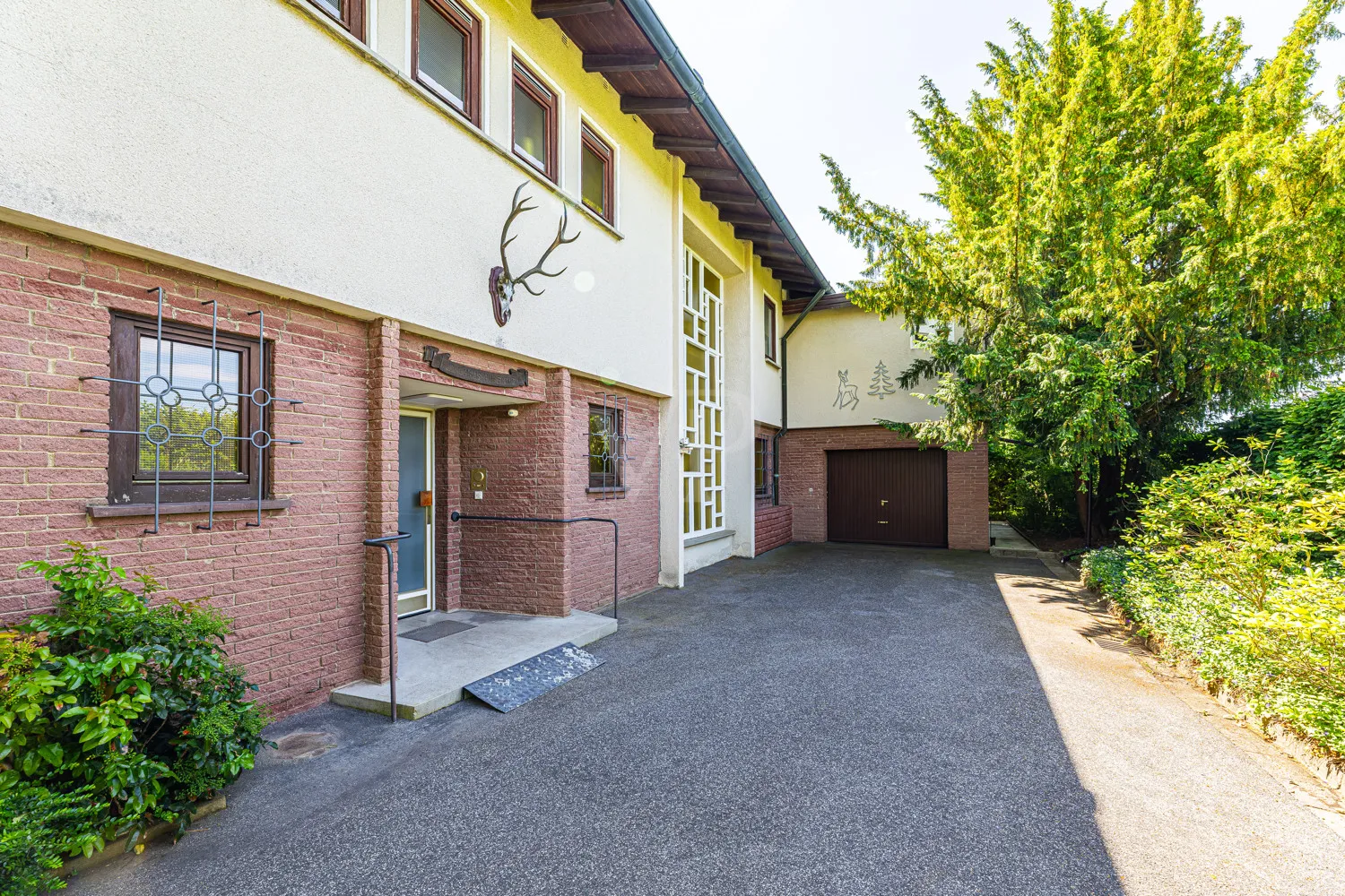 Garage und Eingang Villa