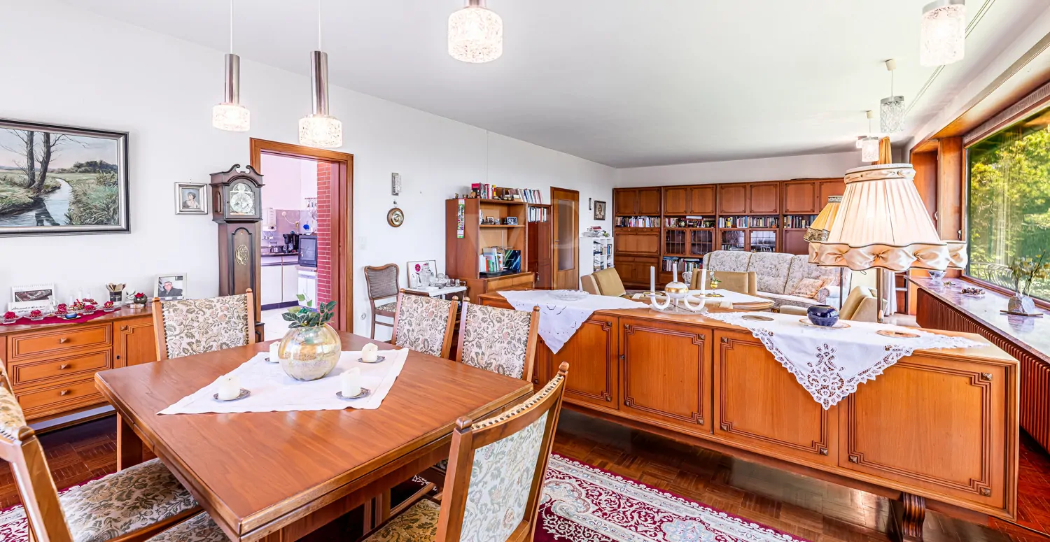 Großzügiger Wohn-/Ess-/ und Arbeitsbereich - OG