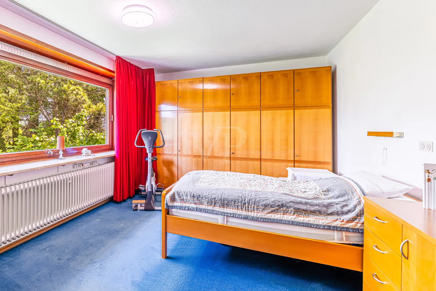 Schlafzimmer mit barrierefreiem Ensuite-Badezimmer - OG