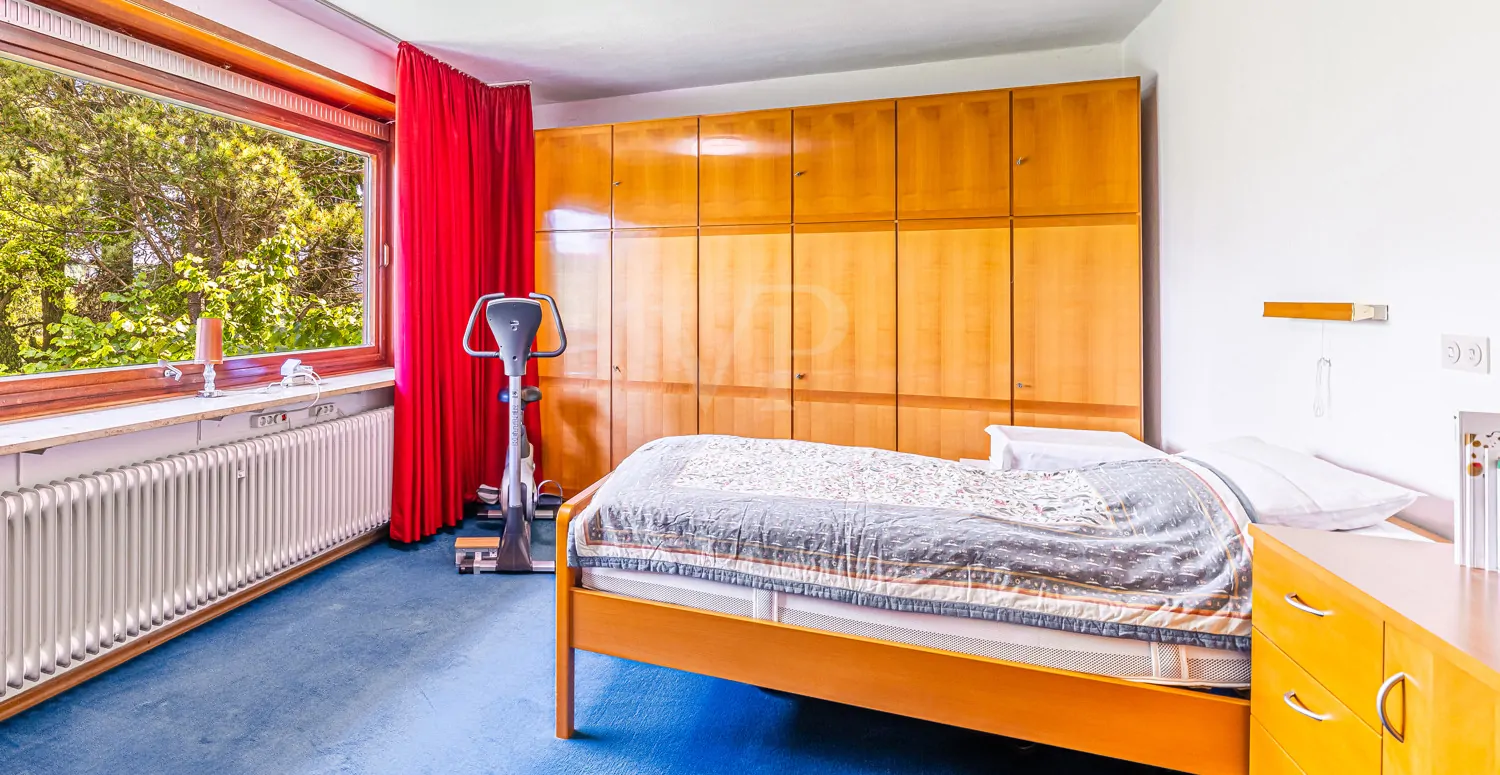 Schlafzimmer mit barrierefreiem Ensuite-Badezimmer - OG