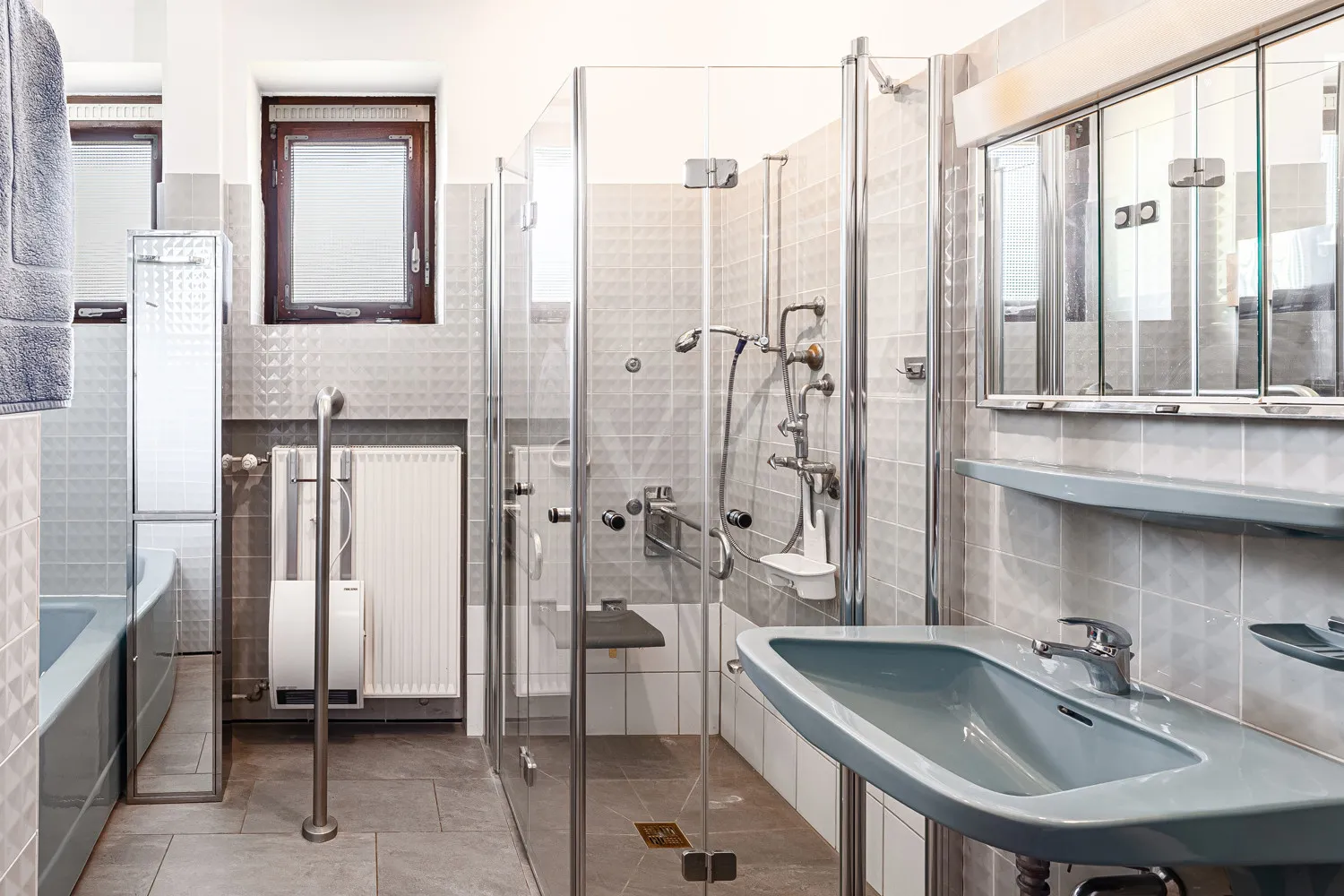 Barrierefreies Ensuite-Badezimmer - OG