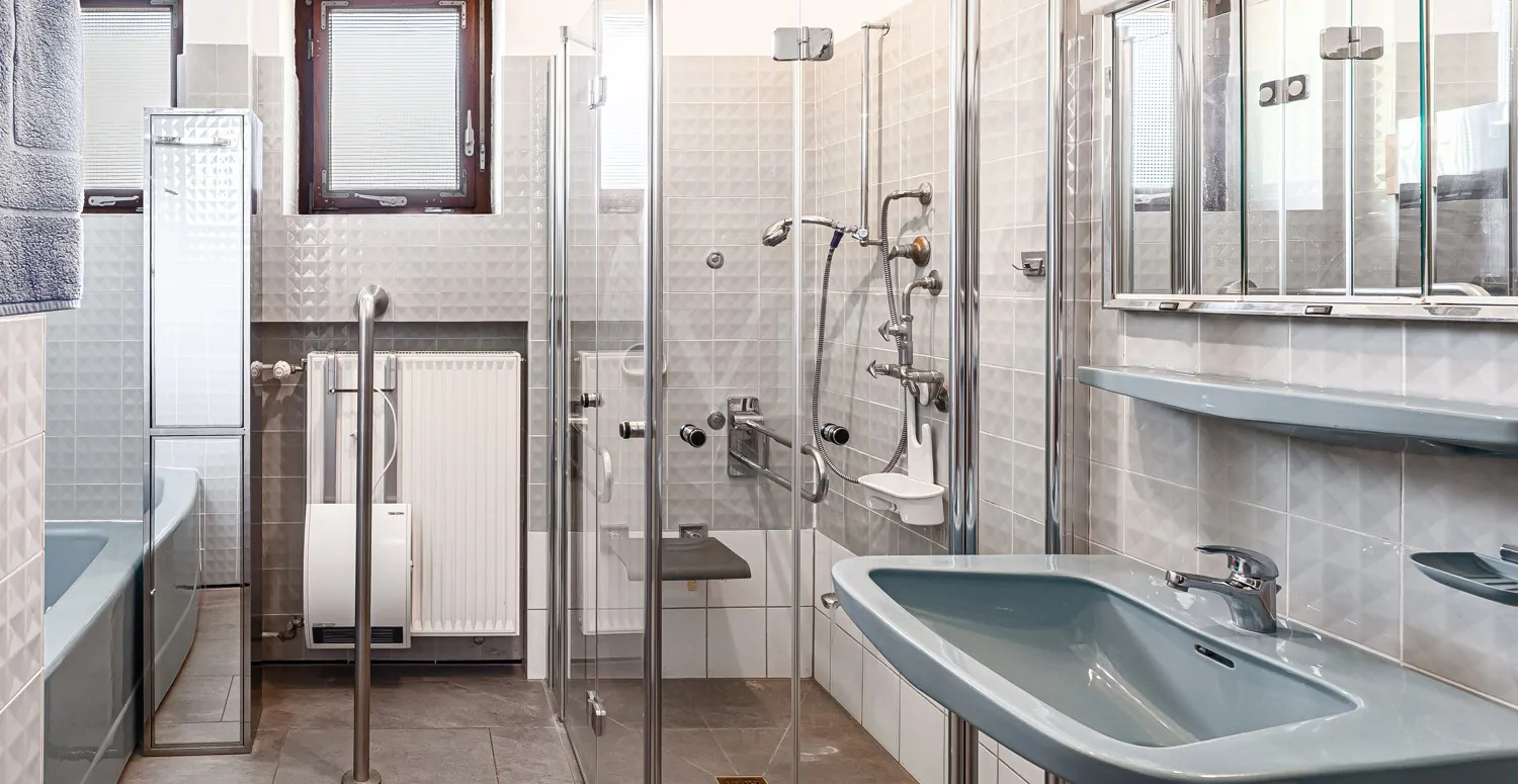 Barrierefreies Ensuite-Badezimmer - OG