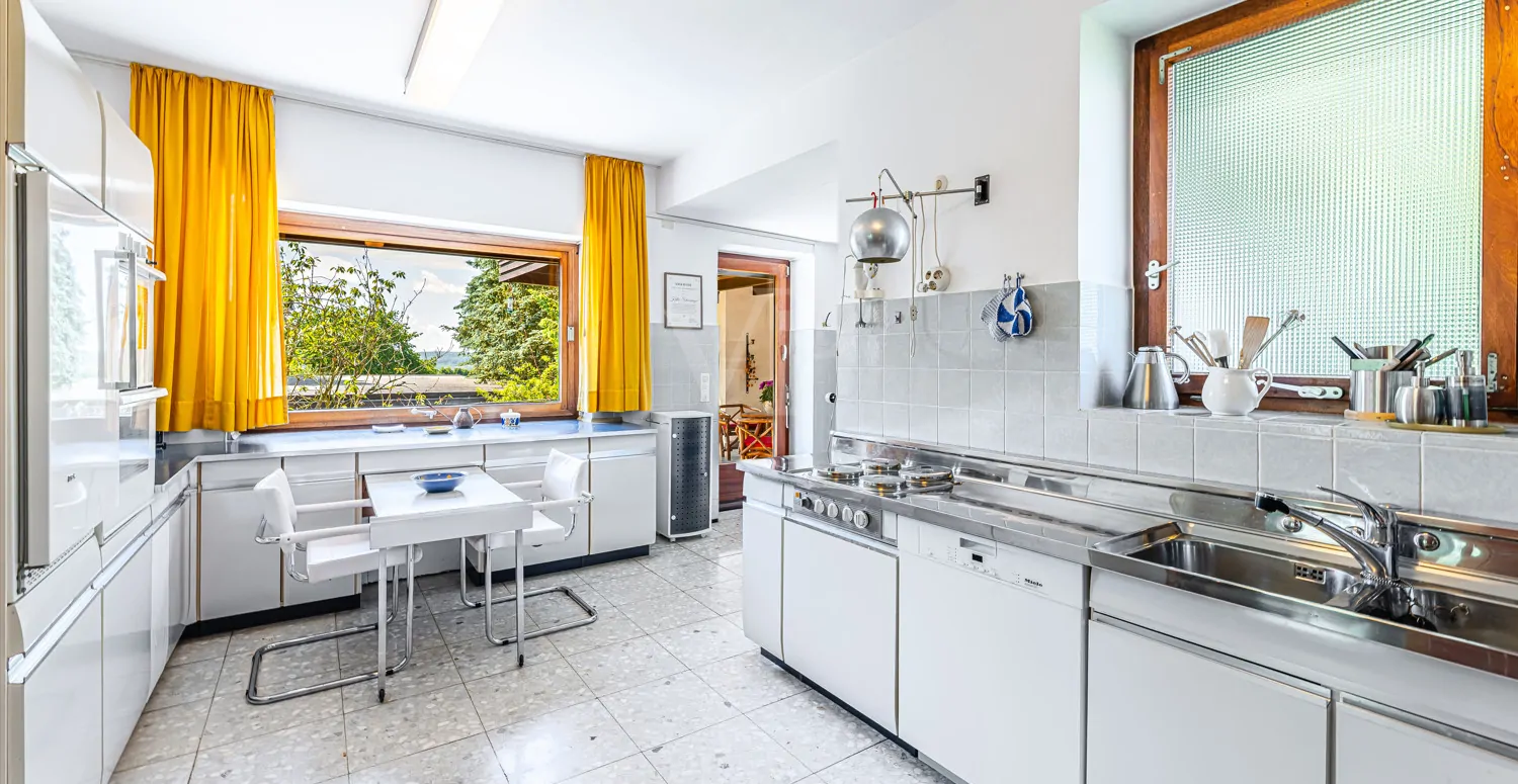 Küche mit Speisekammer und Zugang zur überdachten Terrasse - OG