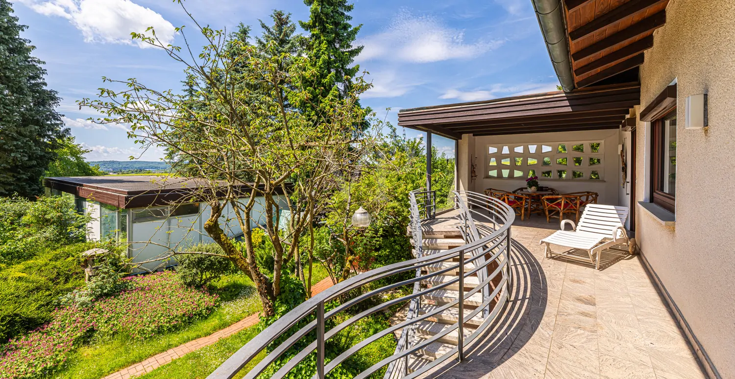 Sicht auf überdachte Terrasse OG und Poolhaus