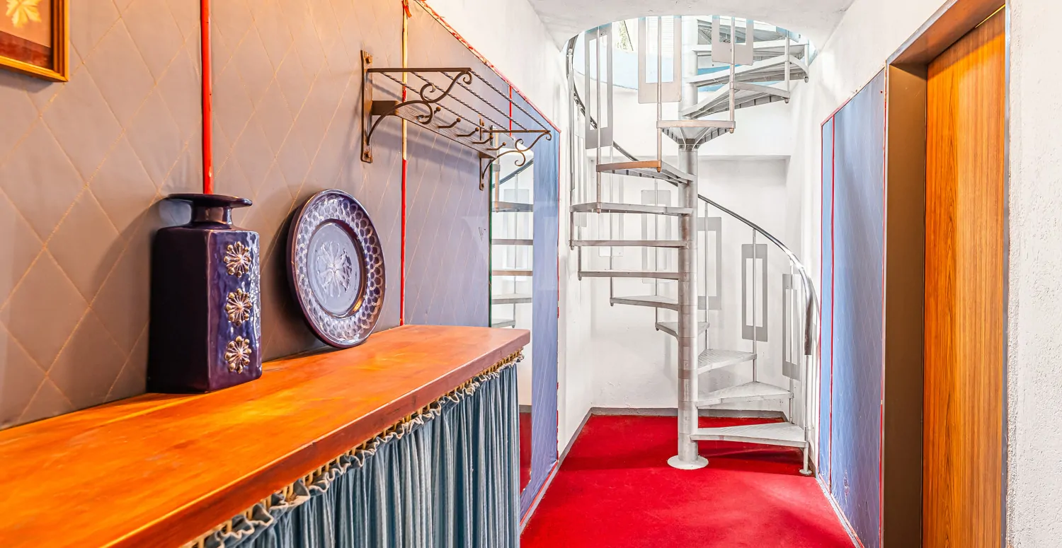 Wendeltreppe vom unterirdischen Verbindungsgang zum Poolhaus