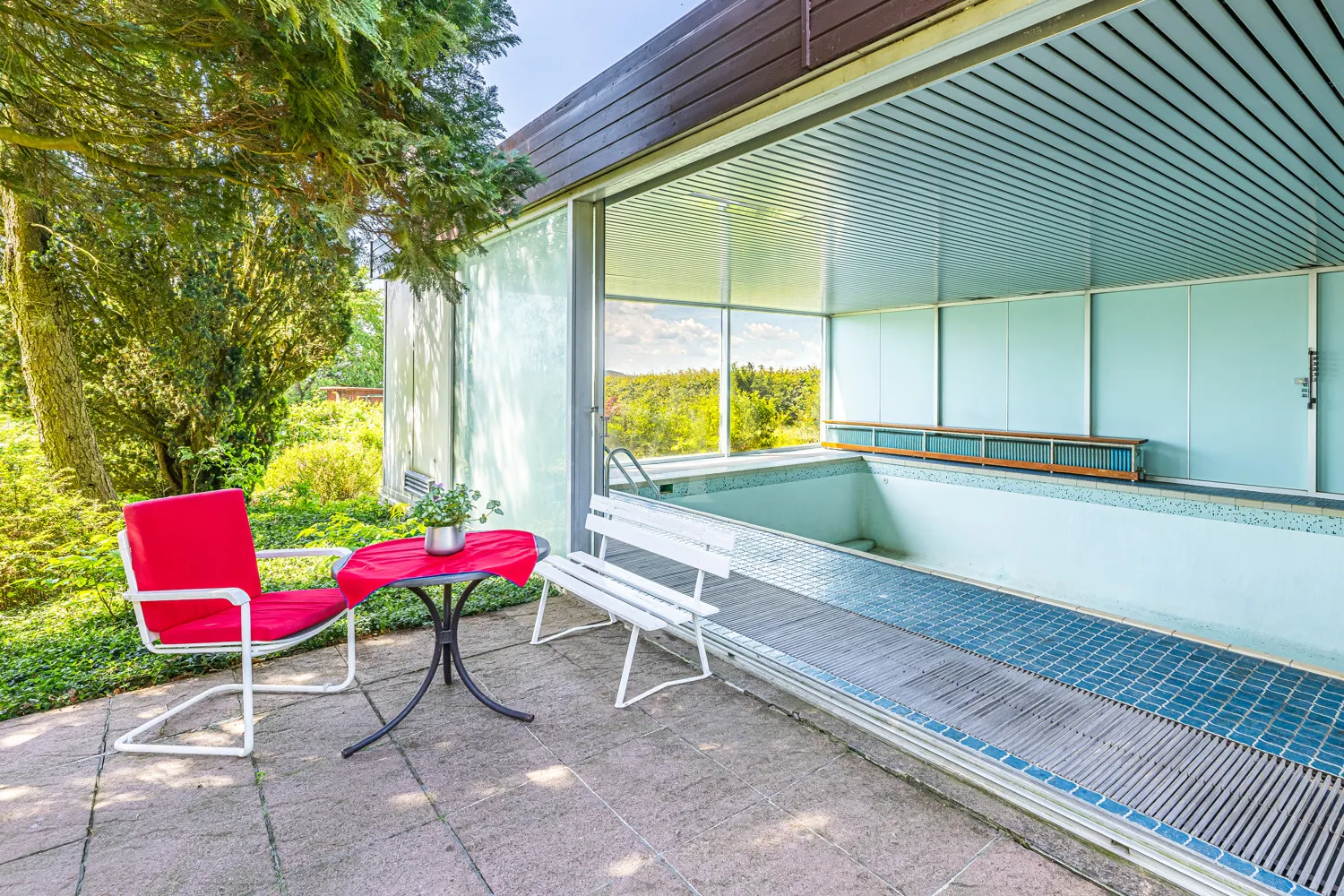 Terrasse vor Poolhaus