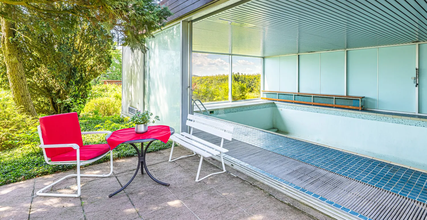 Terrasse vor Poolhaus