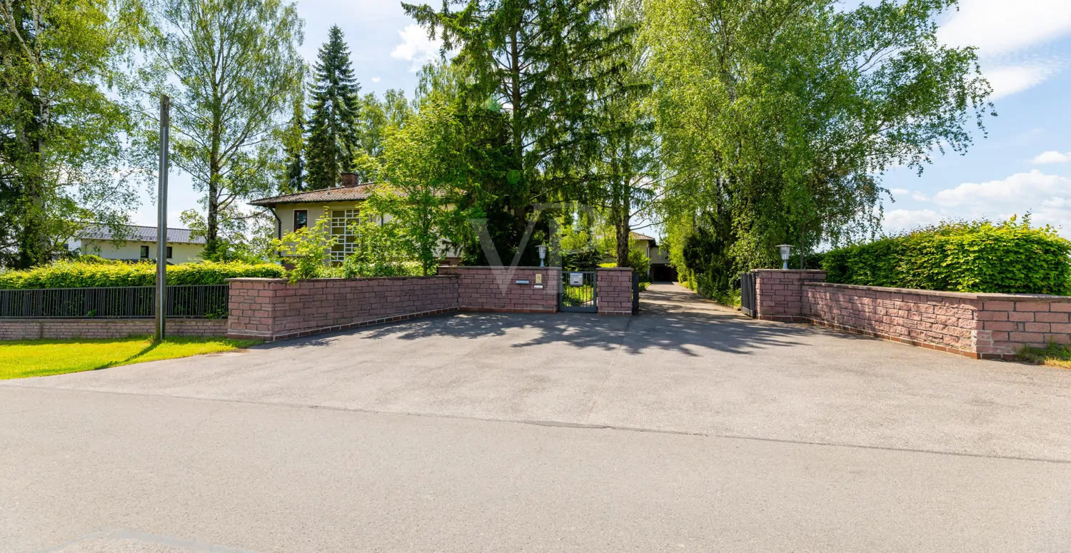 Eingangs- und Zufahrtsbereich des Anwesens