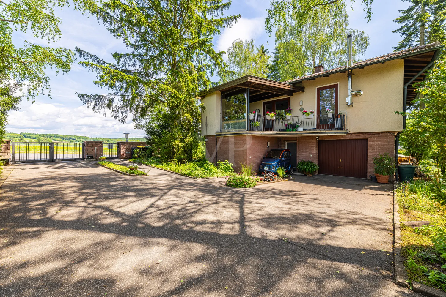 Vorderansicht Haus von der Einfahrt
