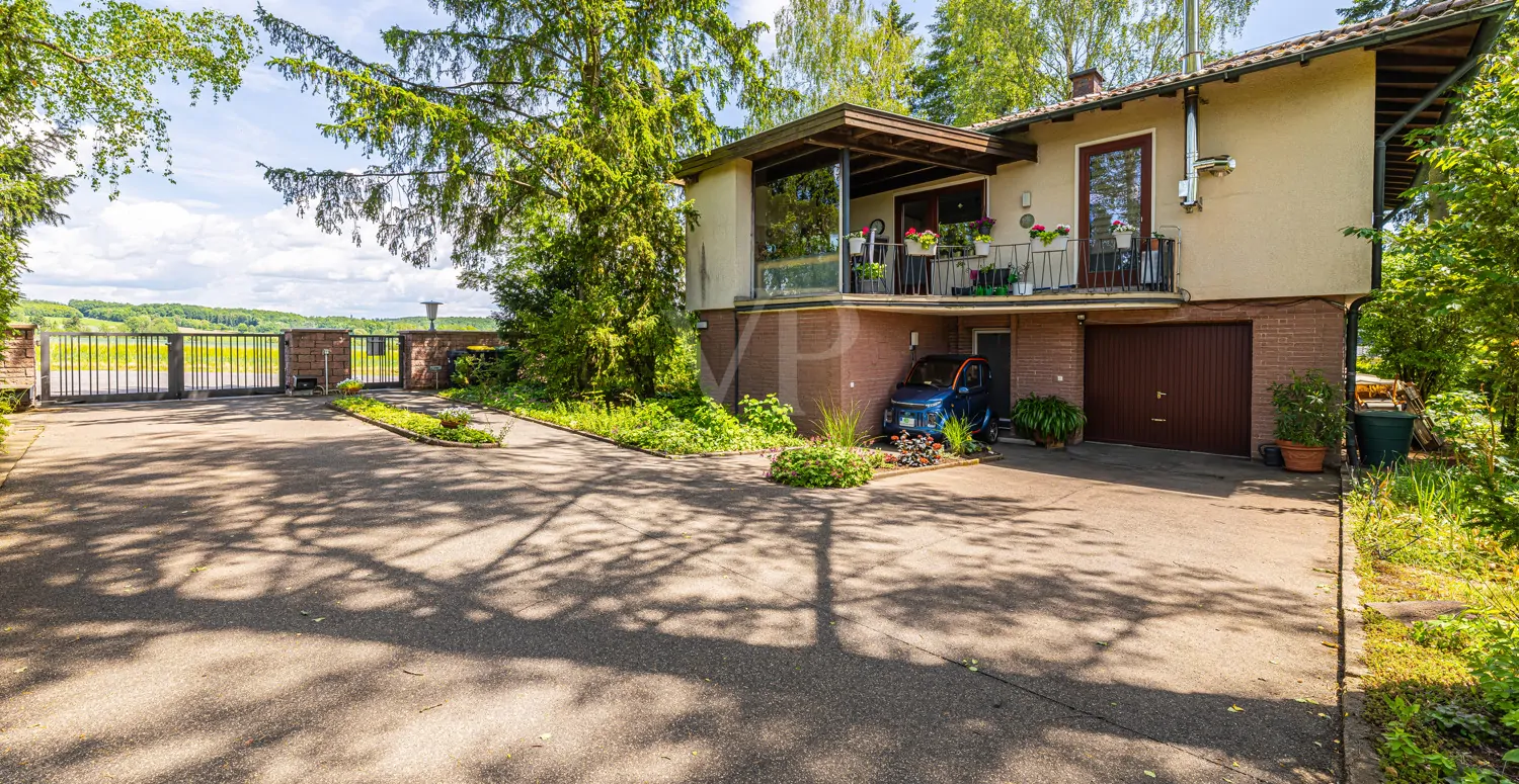 Vorderansicht Haus von der Einfahrt