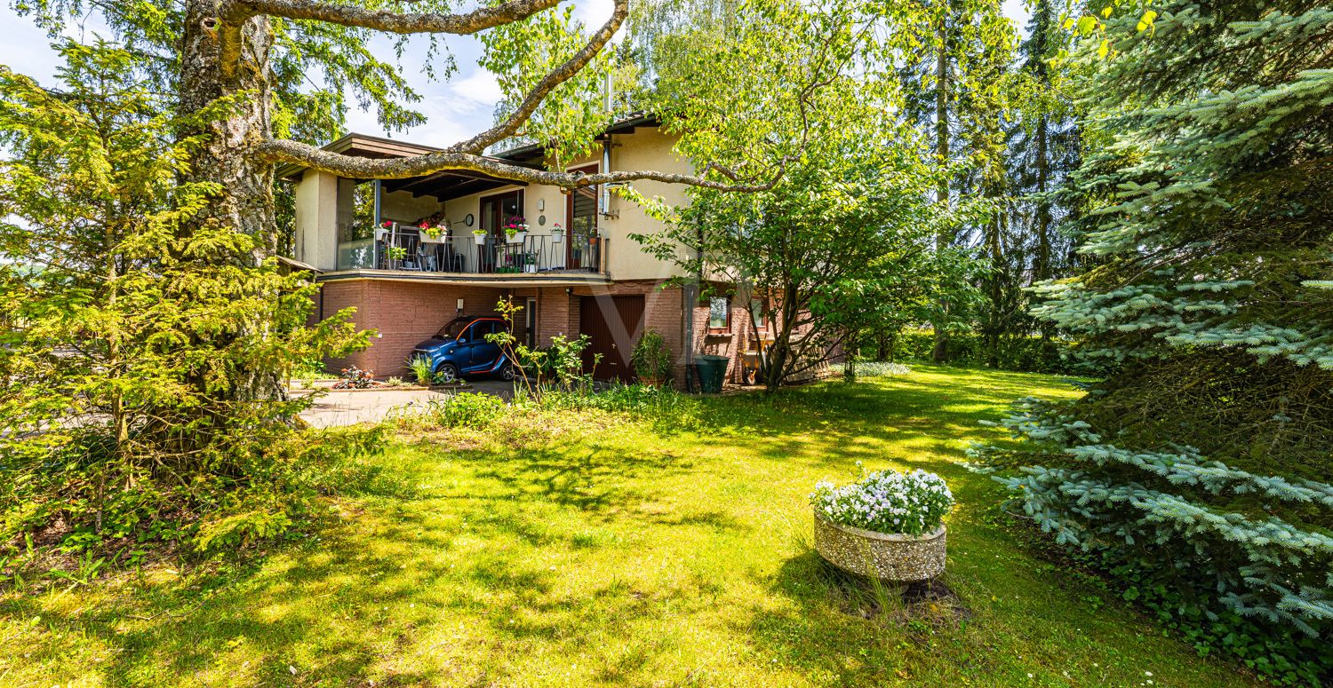 Vorder-/Seitenansicht Haus vom Garten