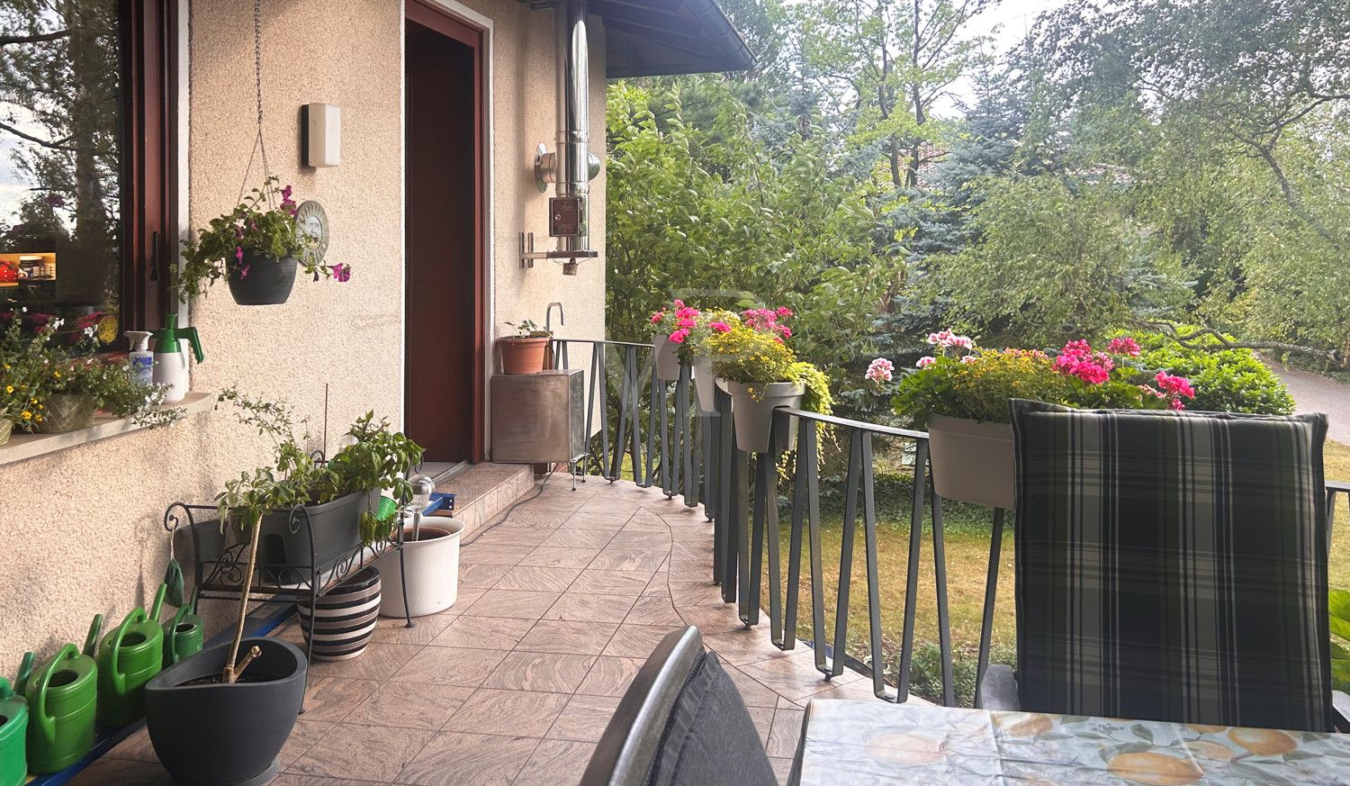Blick in den Garten von Balkon/überdachter Terrasse - OG