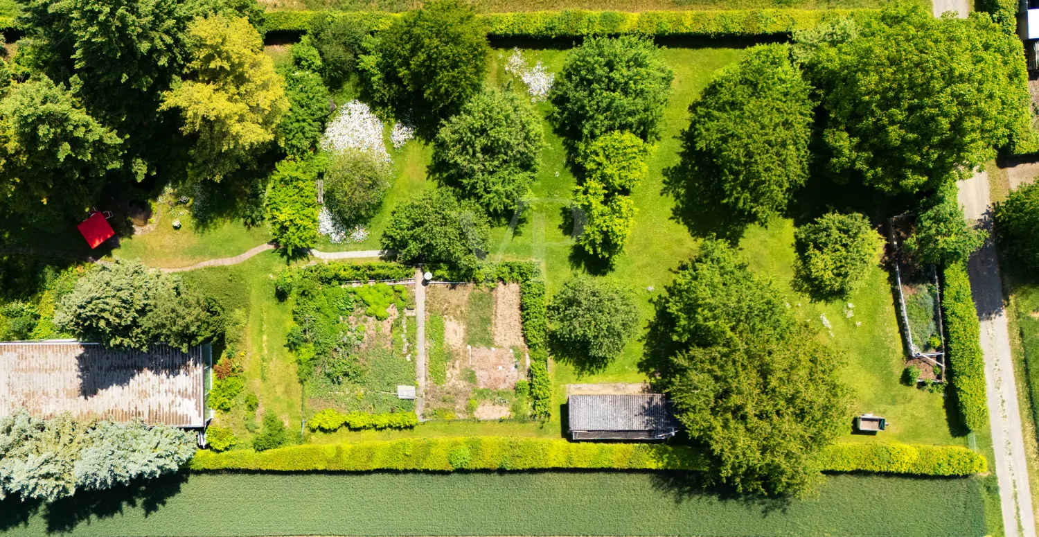 Südlicher Teil des Anwesen - mit Poohaus und Gartenbereich
