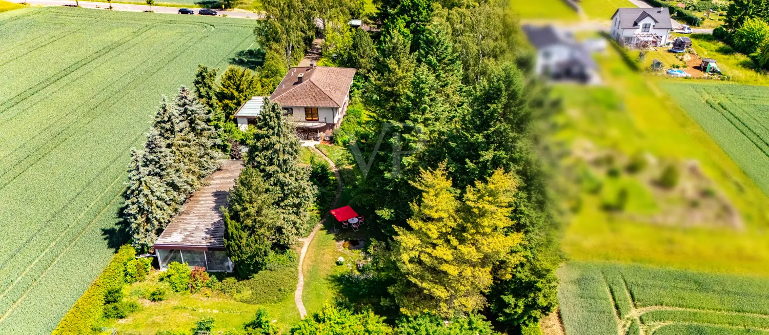 Luftansicht Poolhaus mit Villa im Hintergrund