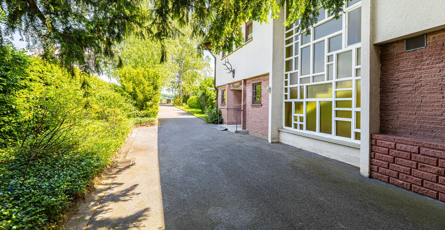 Vorderansicht Villa und Zufahrt