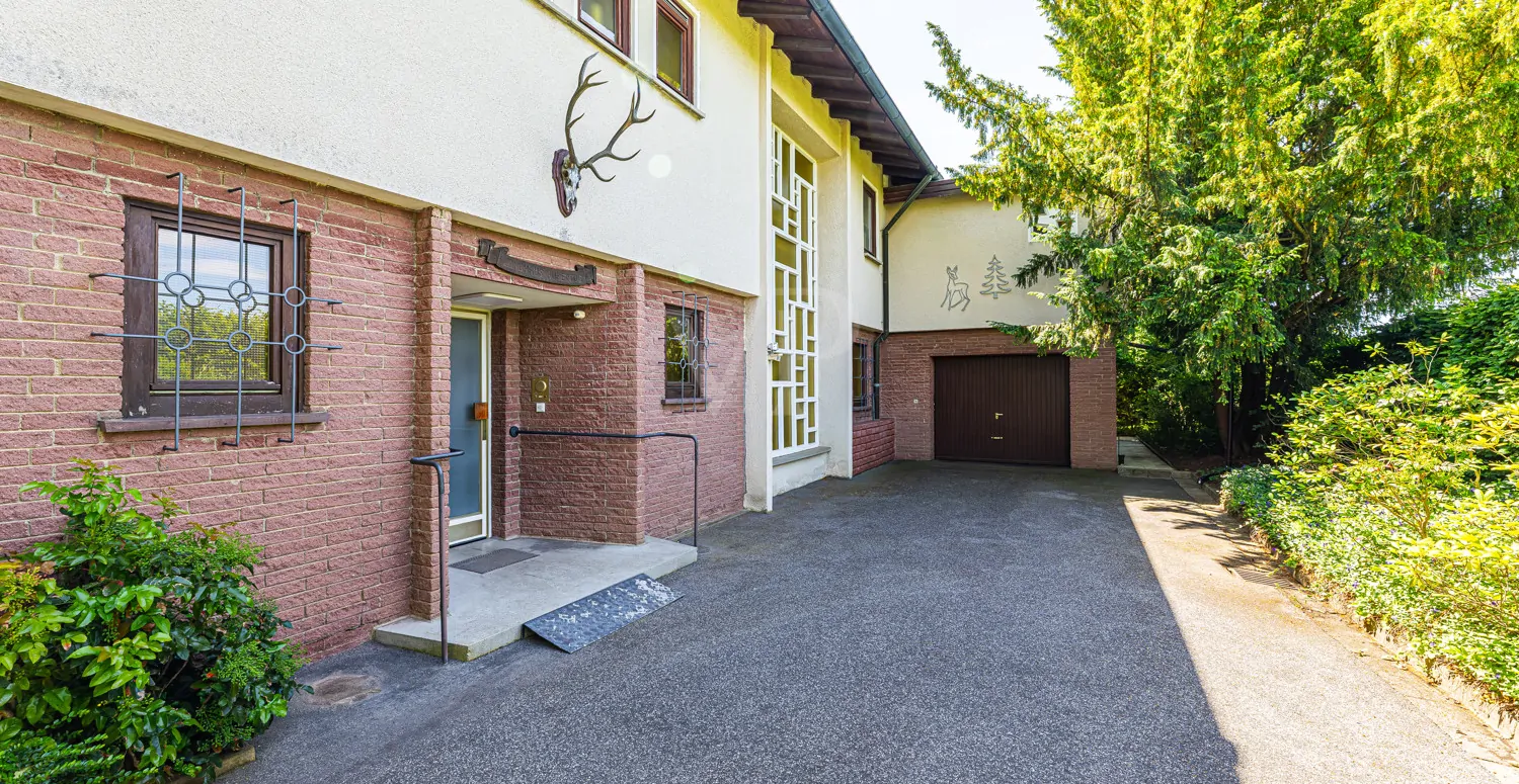 Eingang und Garage Villa