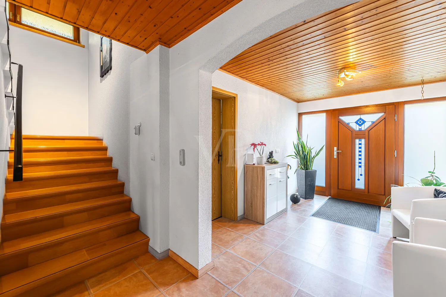 Eingang und Aufgang zum OG