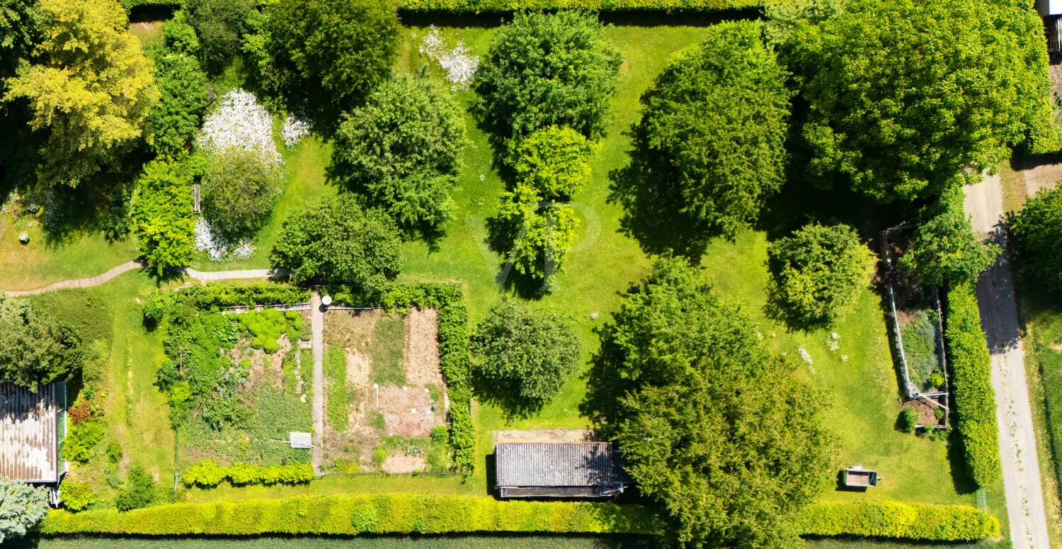 Luftansicht Grundstück mit Nutzgarten, Obstwiese und Gartenhäuschen