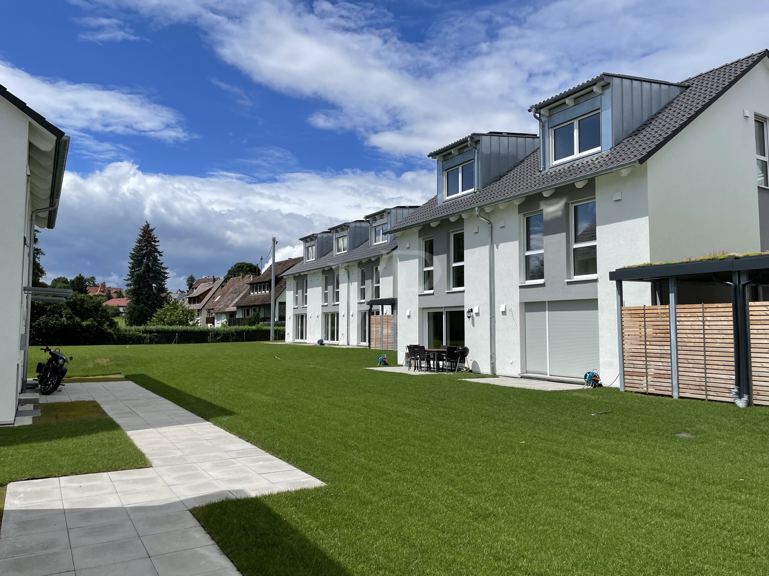 Neubau-Reihenmittelhaus mit Studio, Carport und Terrasse am Mühlbach