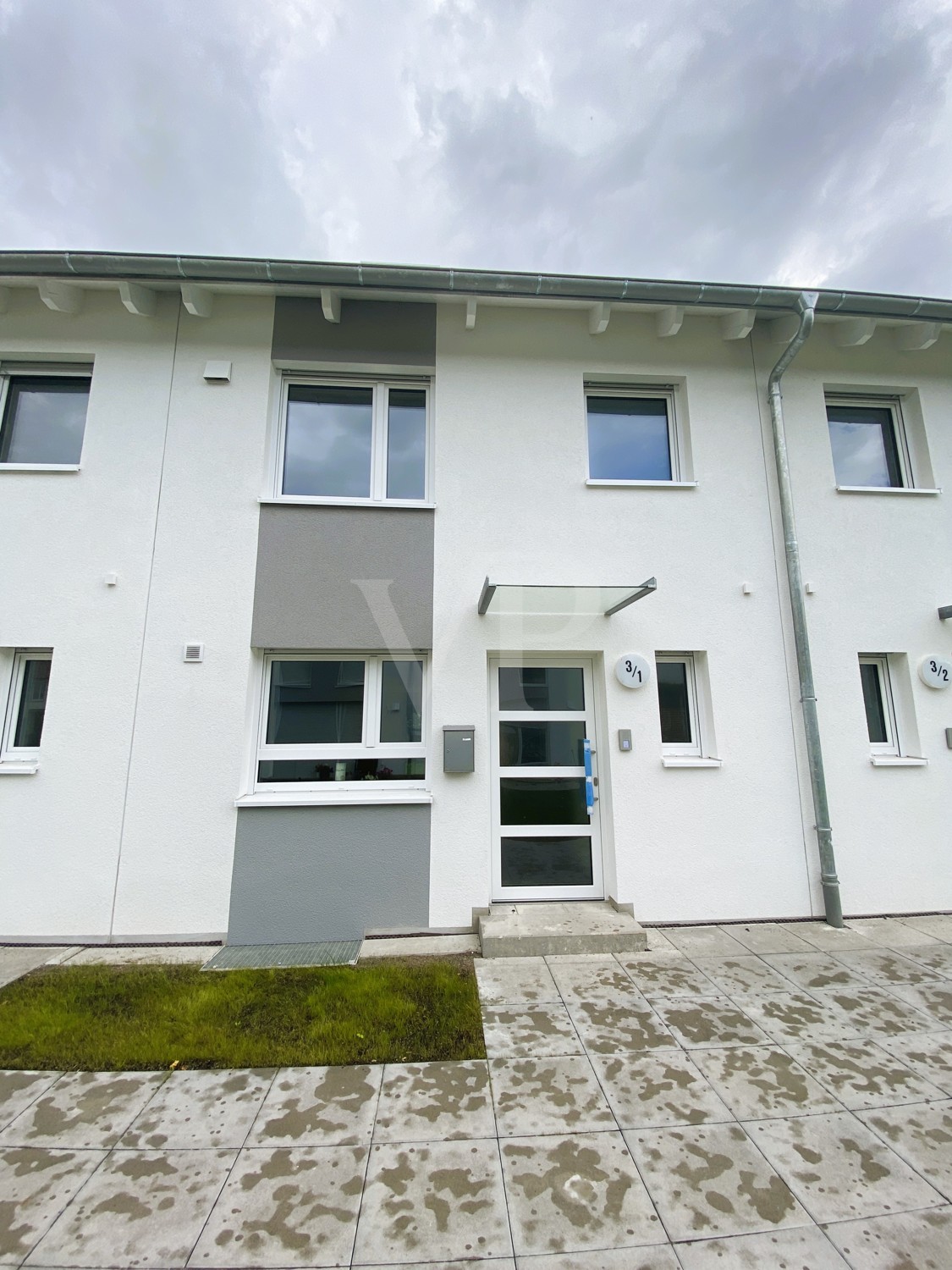 Neubau-Reihenmittelhaus mit Studio, Carport und Terrasse am Mühlbach