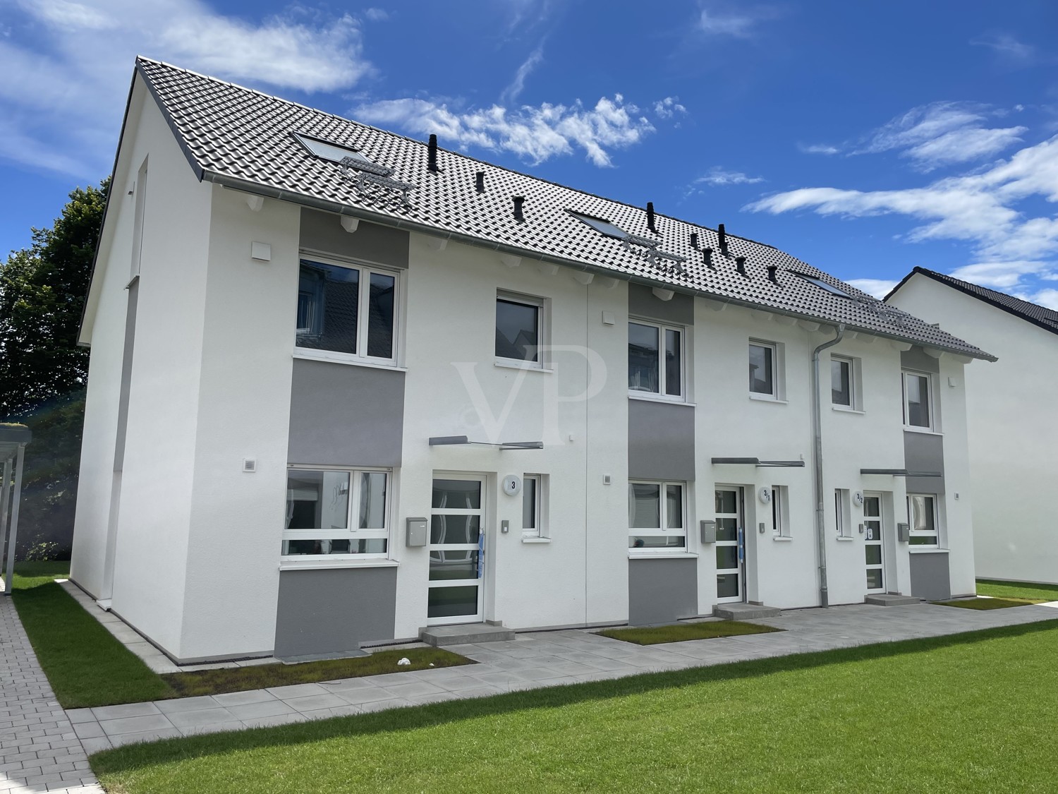 Neubau-Reihenmittelhaus mit Studio, Carport und Terrasse am Mühlbach