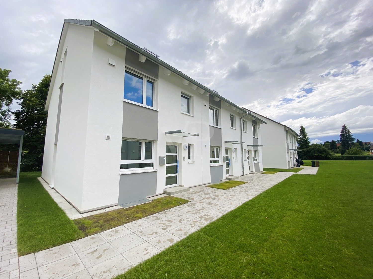 Neubau-Reihenmittelhaus mit Studio, Carport und Terrasse am Mühlbach