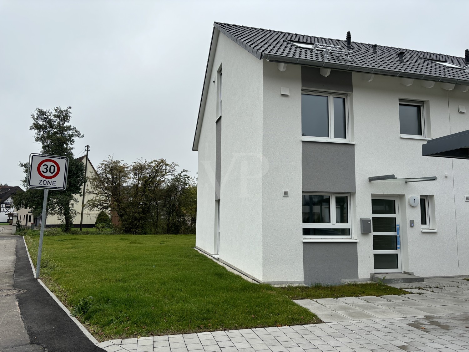 Erstbezug Reihenendhaus mit großem Garten, Stellplatz und Carport