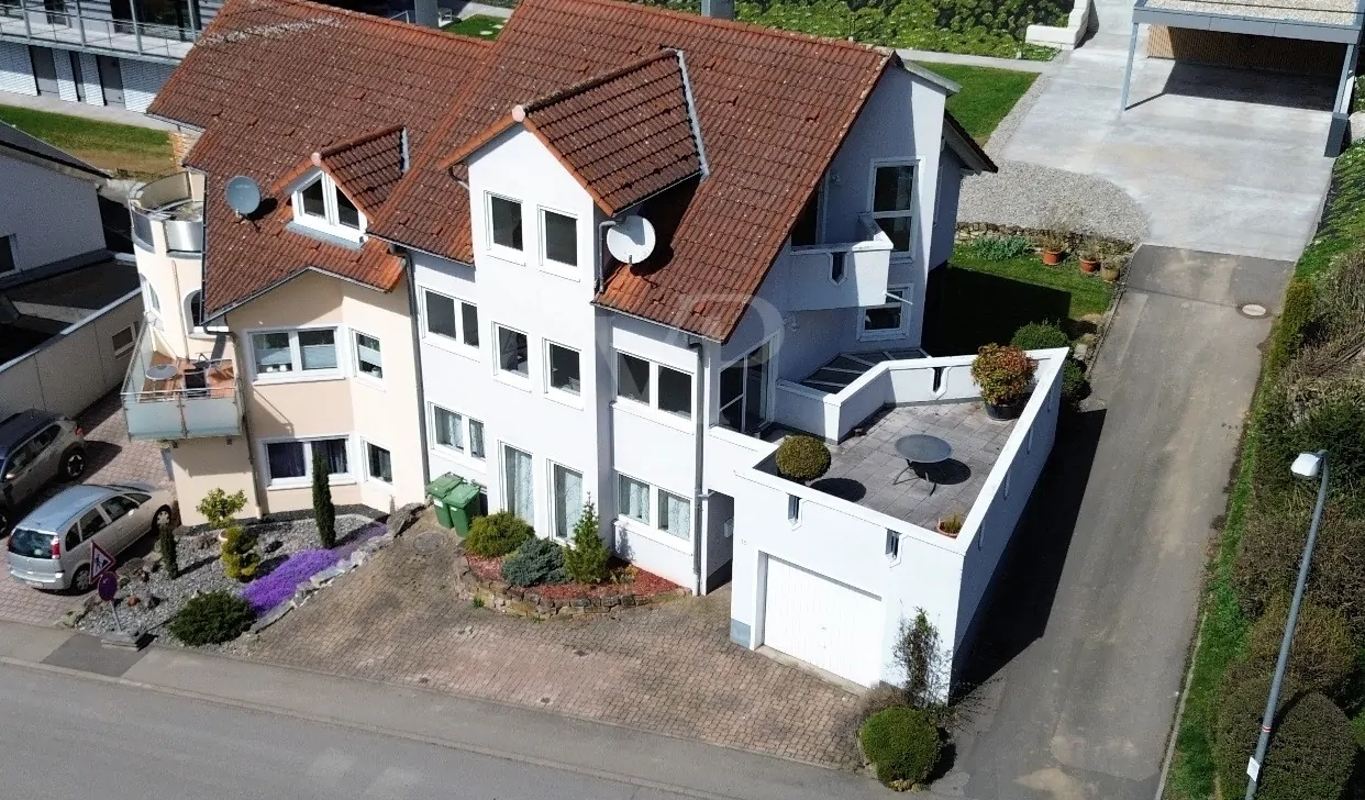 Doppelhaushälfte mit Einliegerwohnung, Garage und Dachterrasse