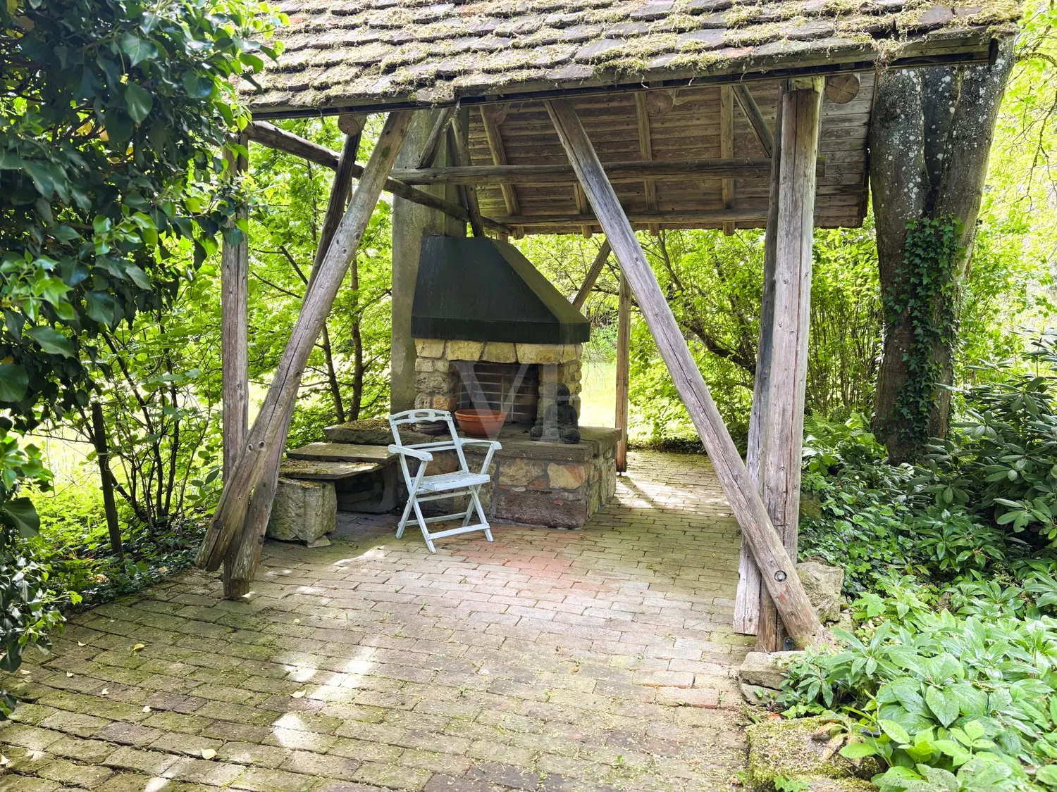 Villa parkkal vidéki környezetben