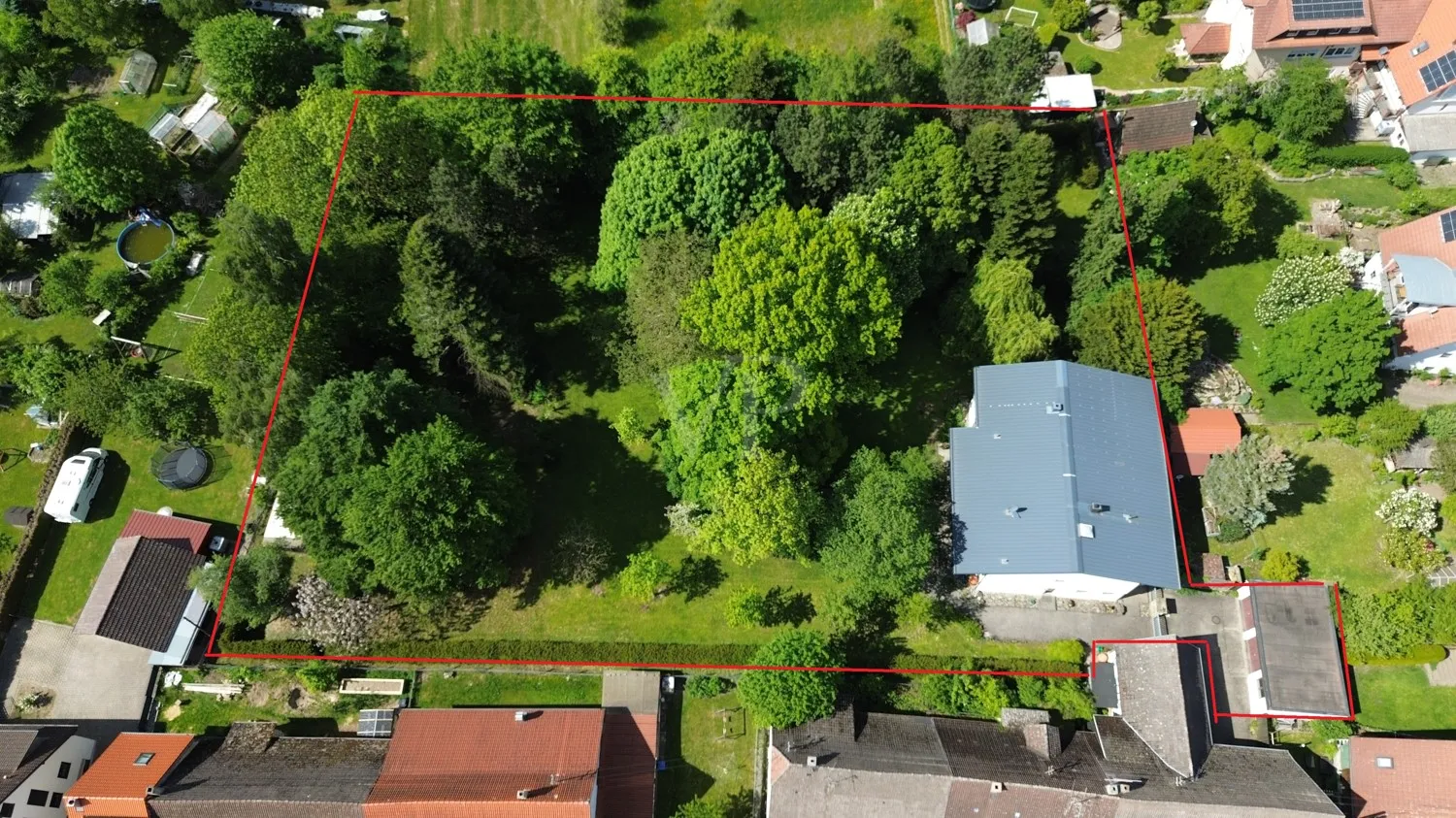 Villa parkkal vidéki környezetben