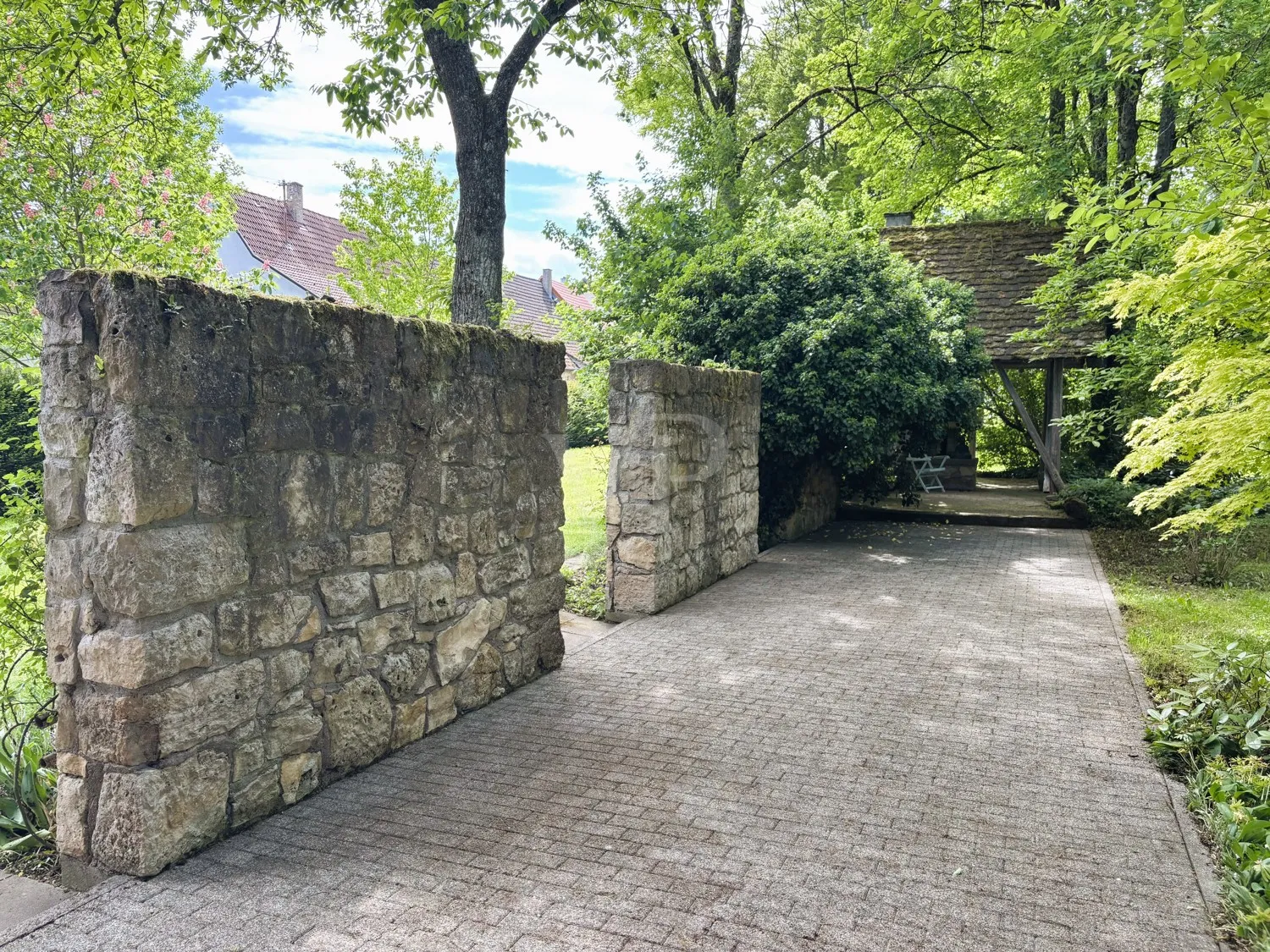 Villa parkkal vidéki környezetben