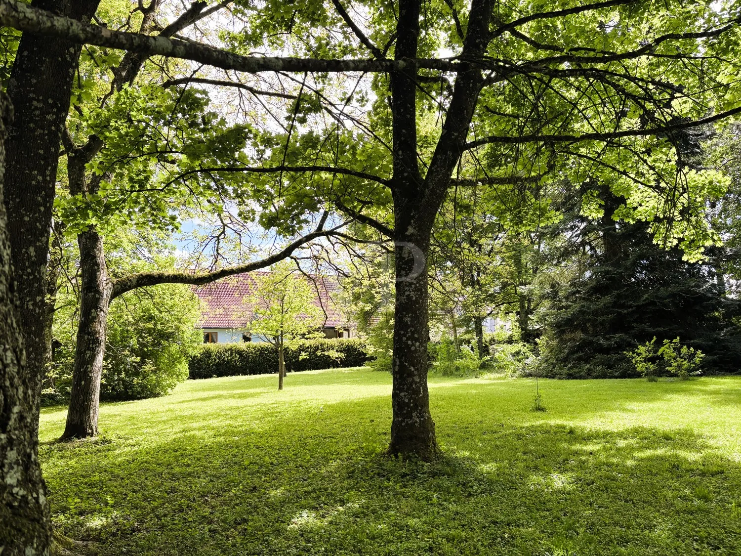 Villa parkkal vidéki környezetben