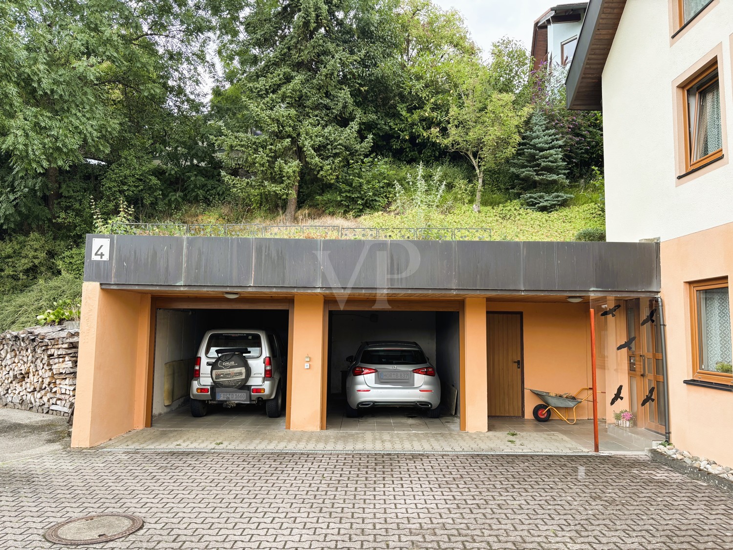Einfamilienhaus mit Einliegerwohnung, Doppelgarage und Aussicht