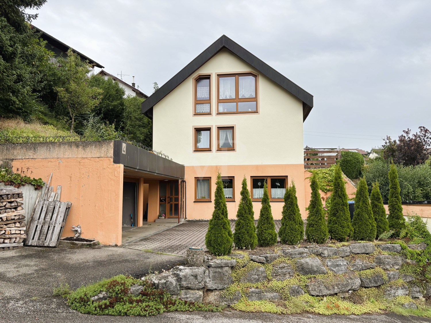 Einfamilienhaus mit Einliegerwohnung, Doppelgarage und Aussicht