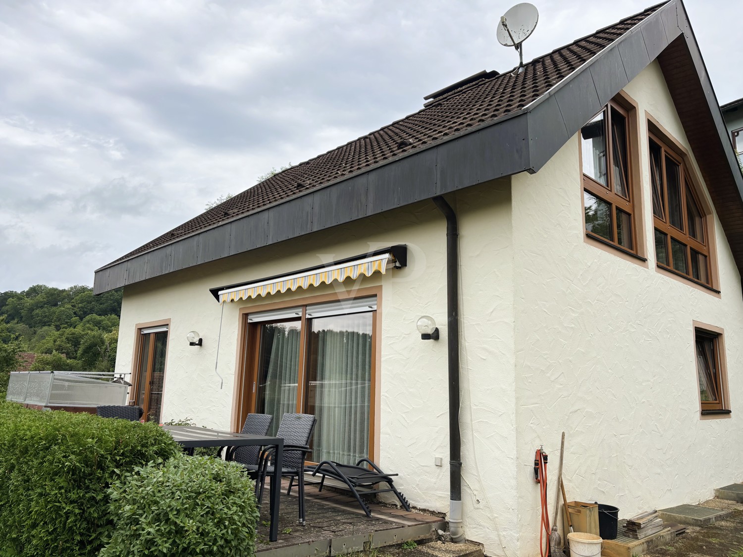 Einfamilienhaus mit Einliegerwohnung, Doppelgarage und Aussicht