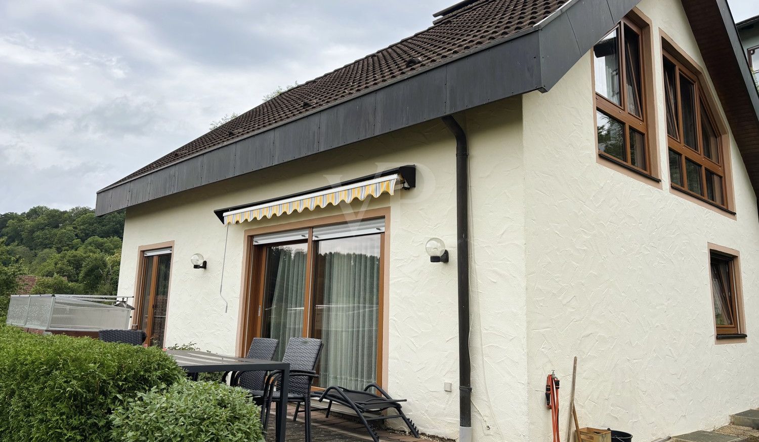 Einfamilienhaus mit Einliegerwohnung, Doppelgarage und Aussicht