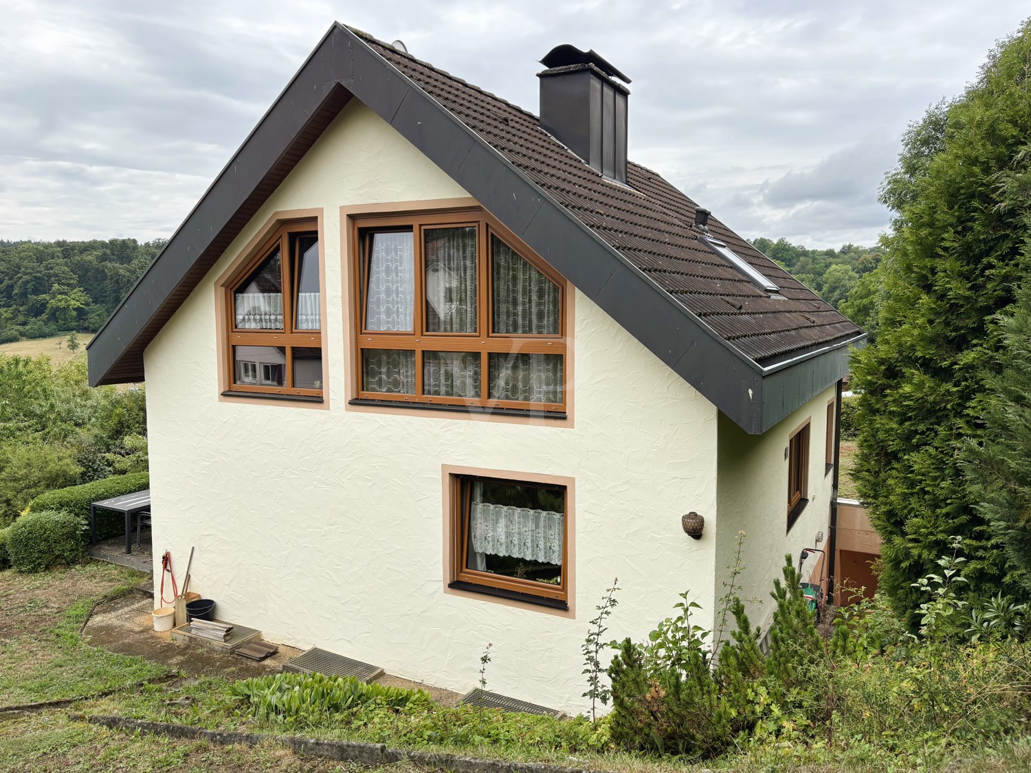 Einfamilienhaus mit Einliegerwohnung, Doppelgarage und Aussicht