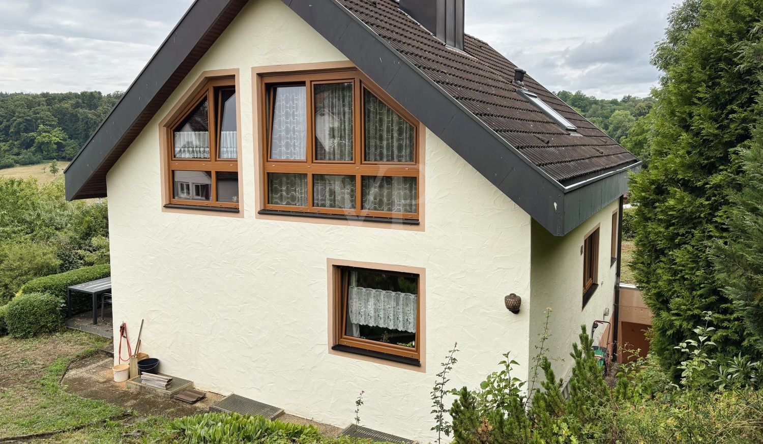 Einfamilienhaus mit Einliegerwohnung, Doppelgarage und Aussicht