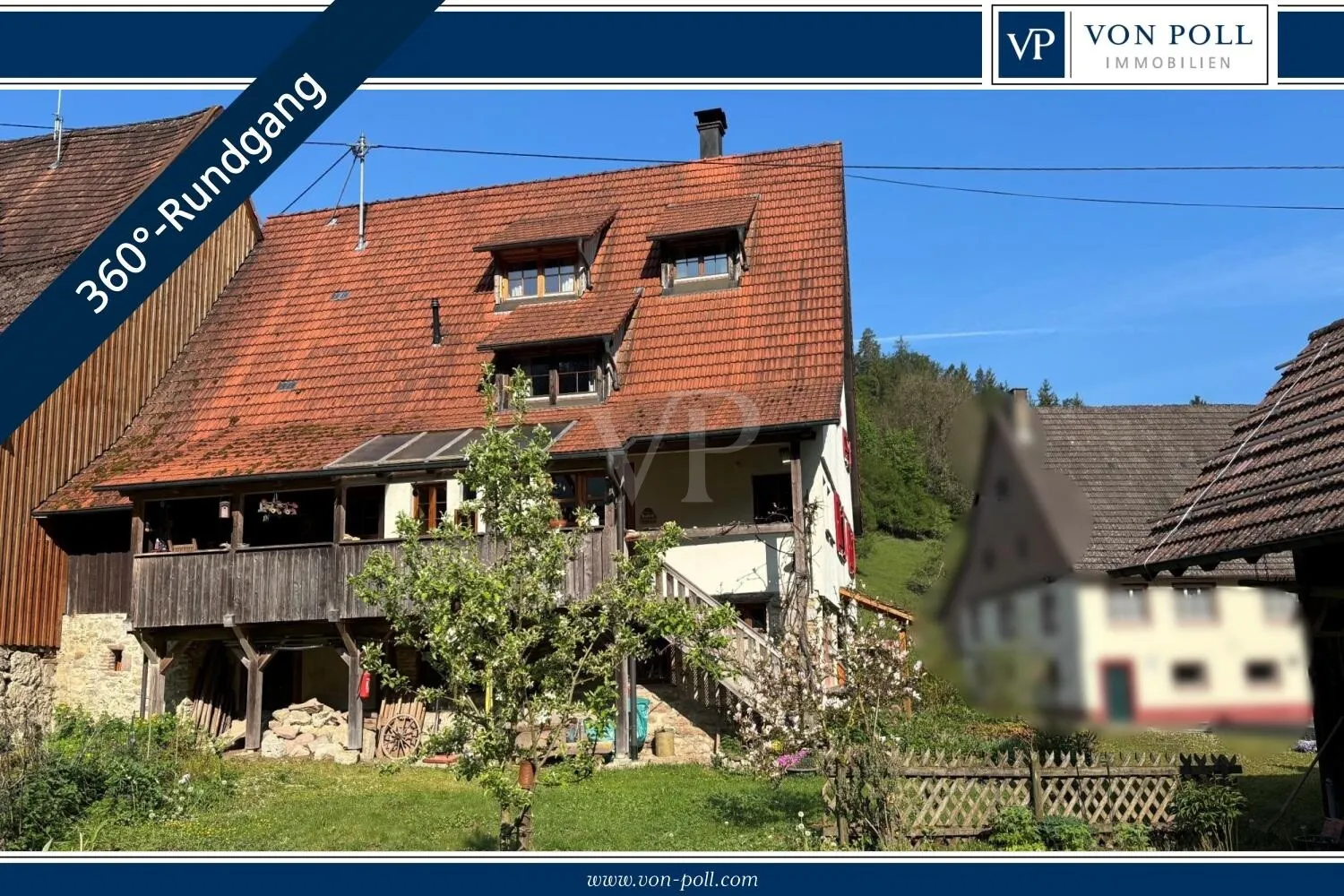 Historisches Bauernhaus-Ensemble mit Scheune, Veranda und Obstgarten am Bach