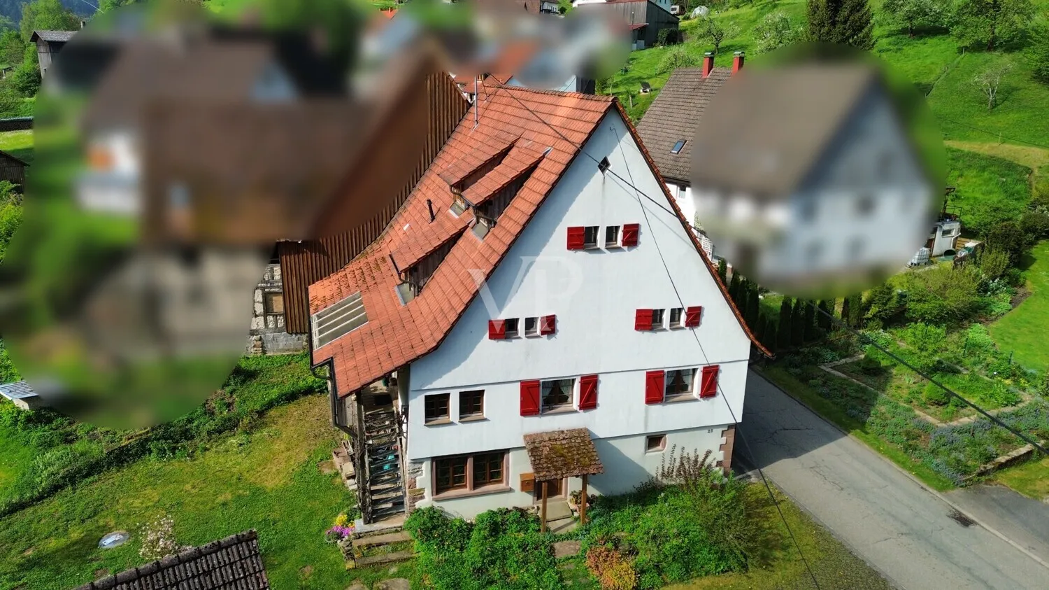 Historisches Bauernhaus-Ensemble mit Scheune, Veranda und Obstgarten am Bach