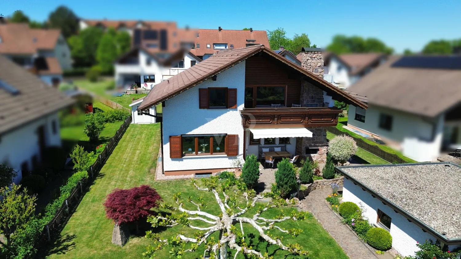 Sonniges Zweifamilienhaus mit Naturstein und alpenländischer Holzkunst