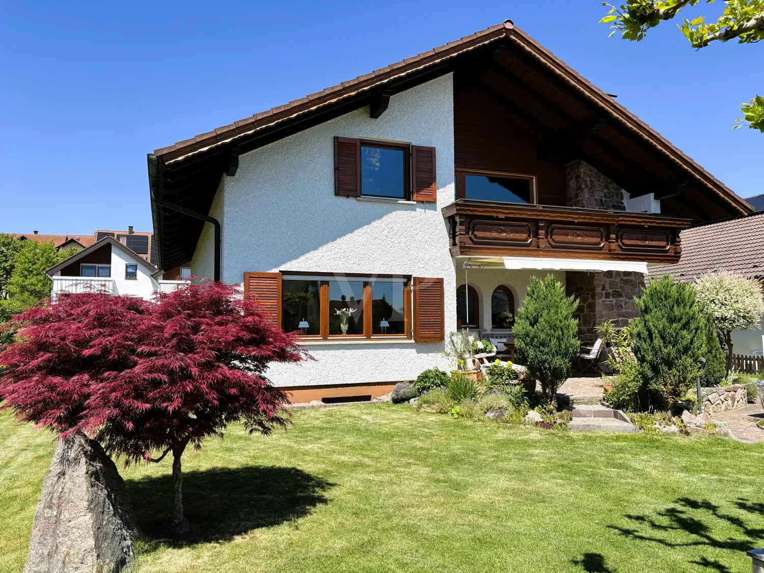 Sonniges Zweifamilienhaus mit Naturstein und alpenländischer Holzkunst