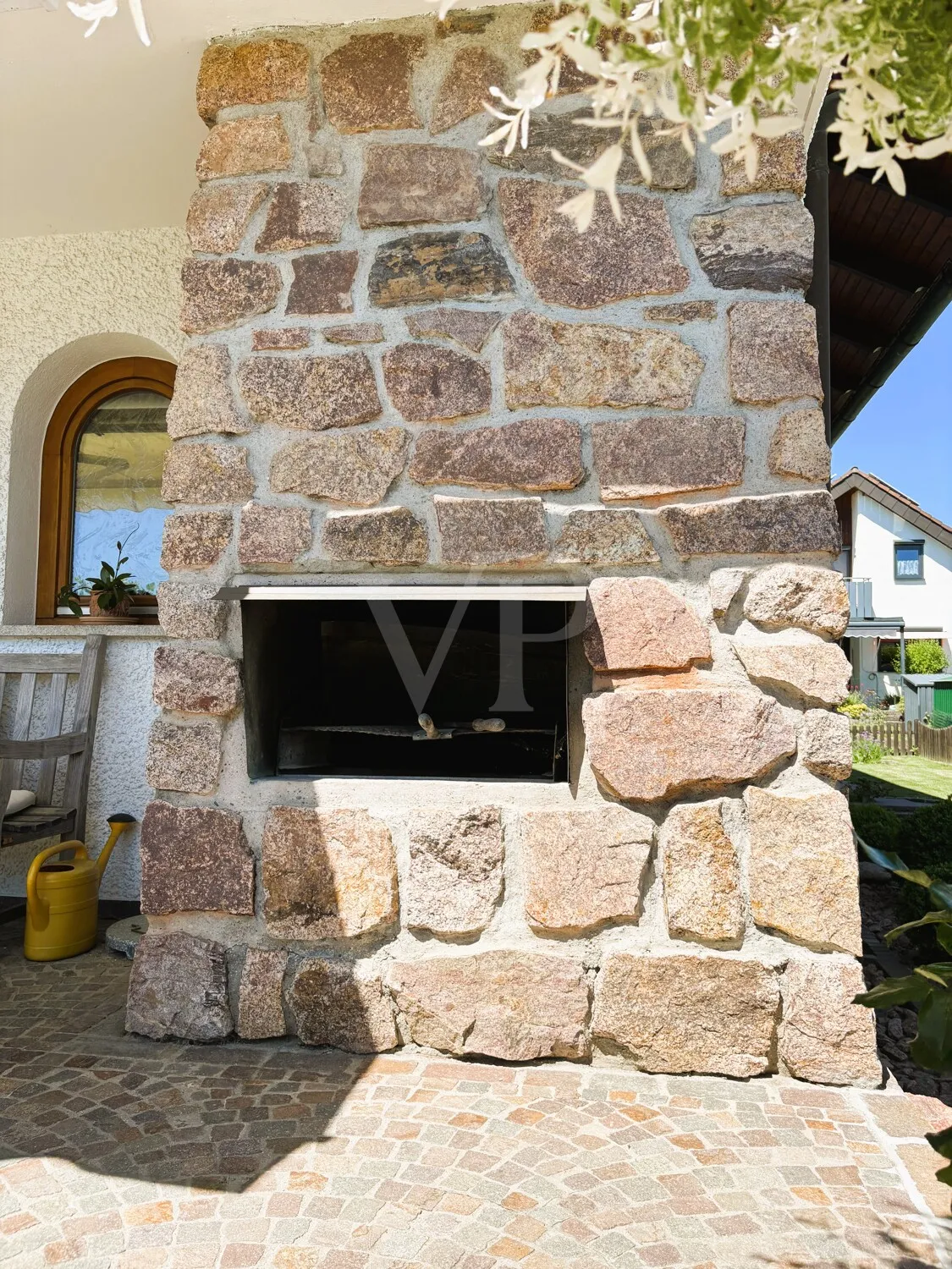 Terrasse mit Kamingrill