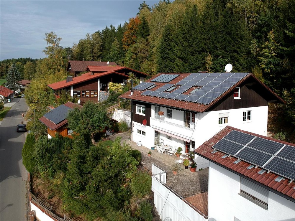 Immobilie mit Doppelgarage, PV-Anlage und herrlicher Aussicht