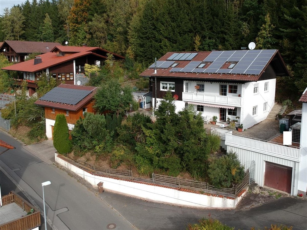 Immobilie mit Doppelgarage, PV-Anlage und herrlicher Aussicht