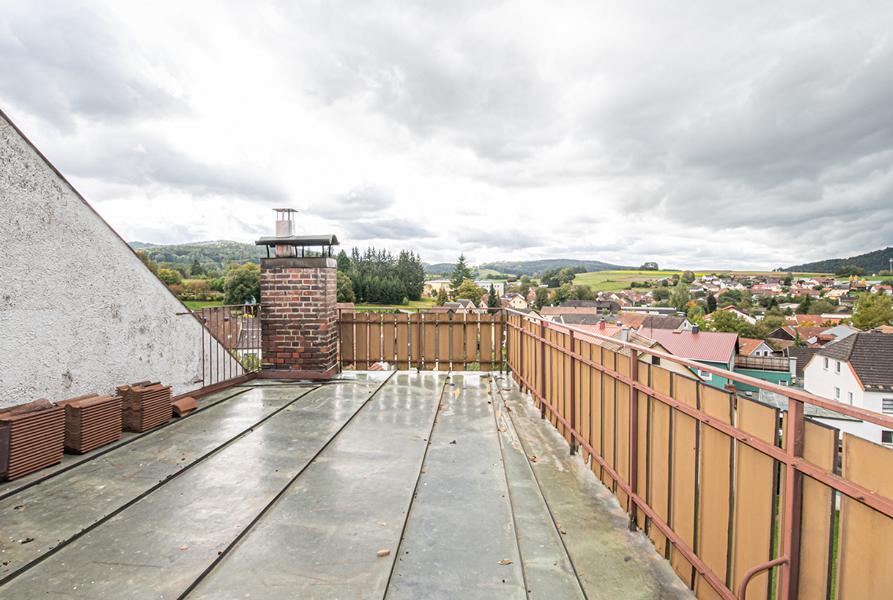 DG_offenes_Wohnzimmer_mit_Zugang_Dachterrasse (2)