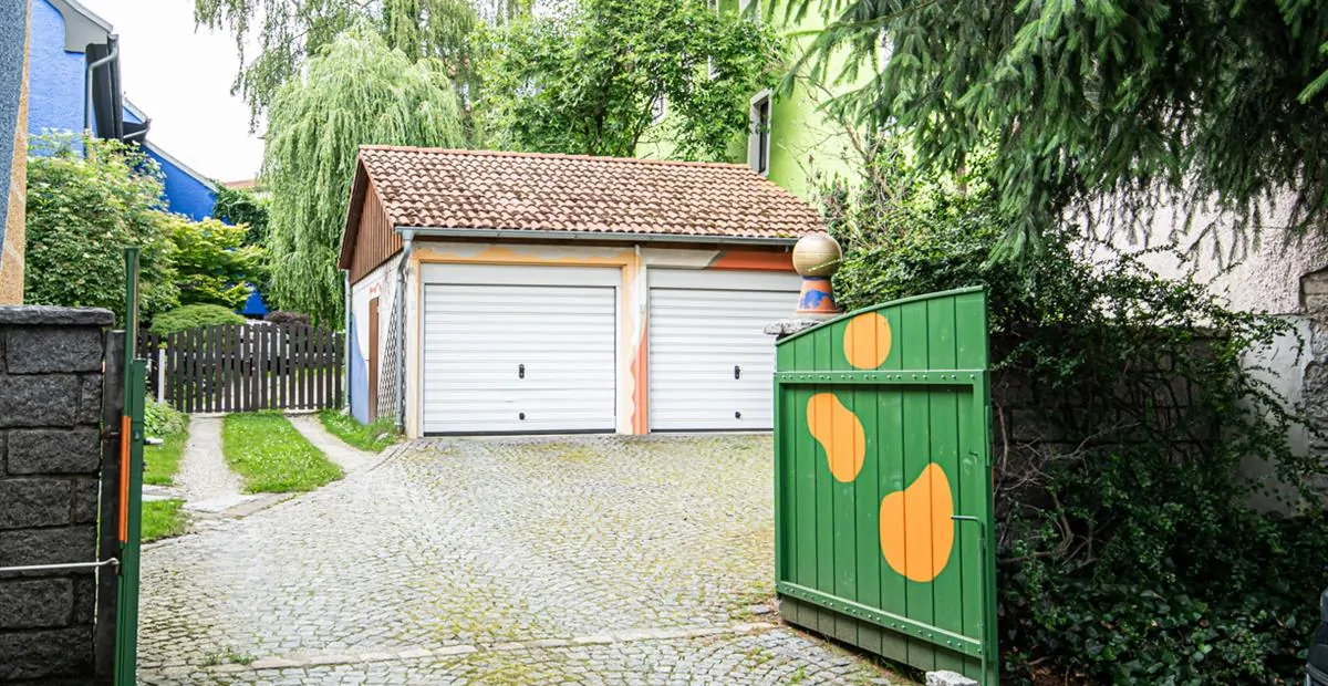 Hofeinfahrt mit Garagen