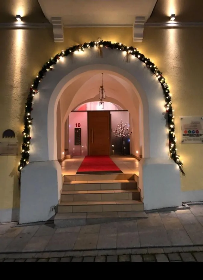 Denkmalgeschützte Immobilie mit Geschichte: Drei Gewerbeeinheiten, zwei Wohnungen