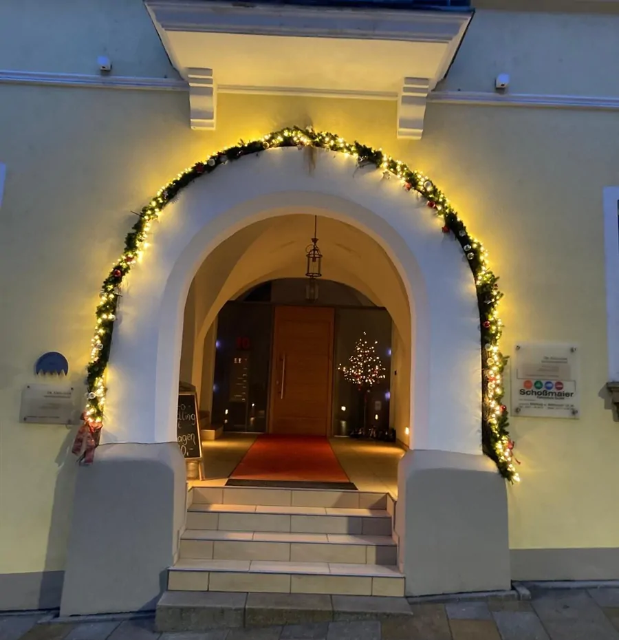 Denkmalgeschützte Immobilie mit Geschichte: Drei Gewerbeeinheiten, zwei Wohnungen